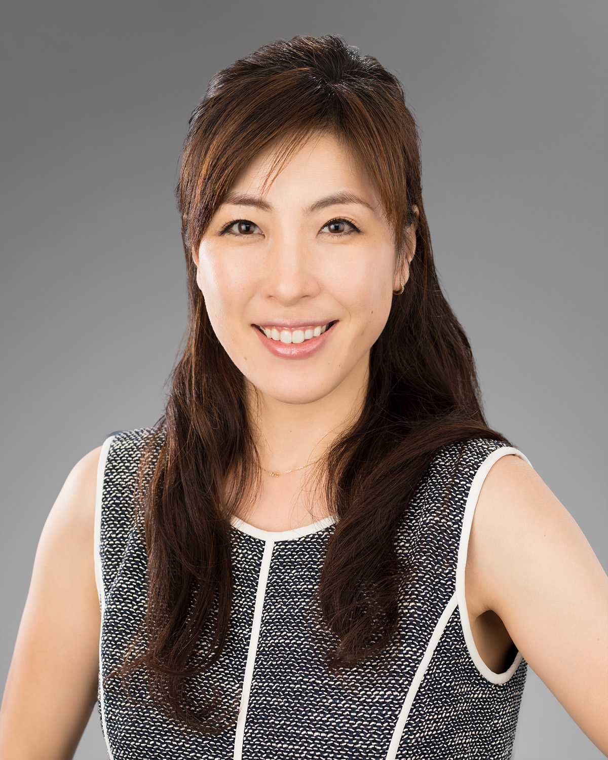 岡本 瞳 氏